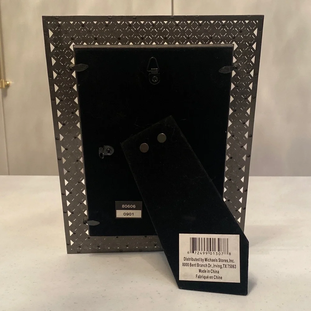 Michael’s - Gunmetal Picture Frame with Latticework & Crystal Details - Picture 4 of 9